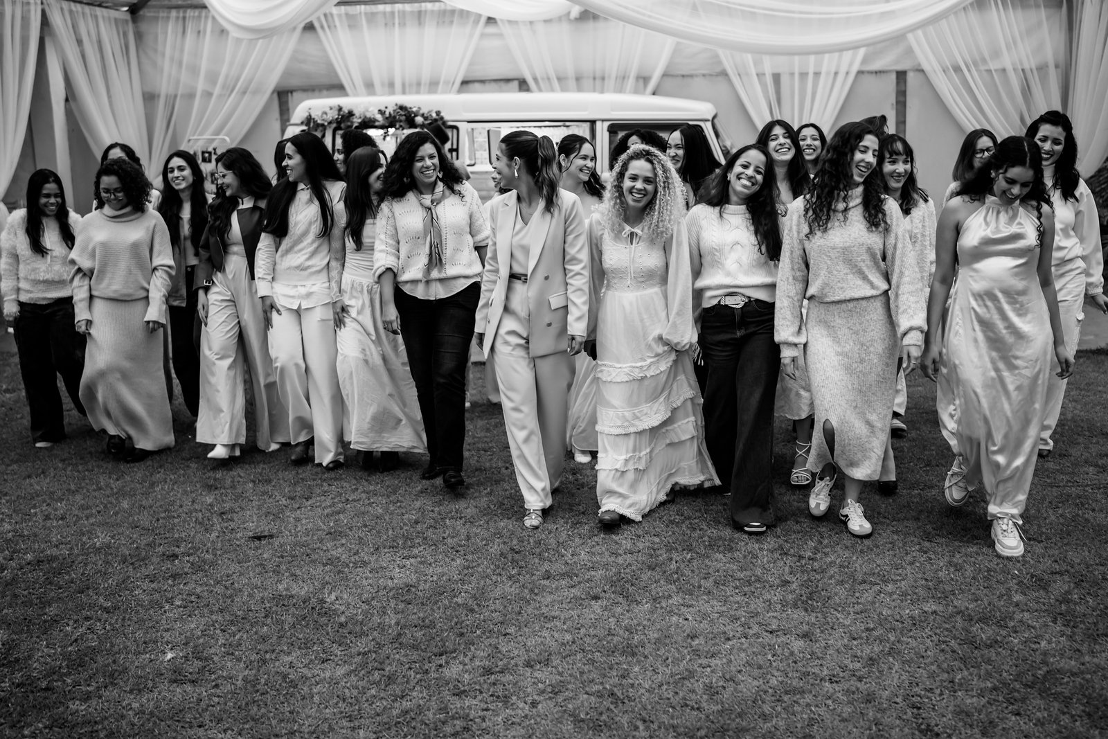Noivas caminhando juntas no Antes do Sim