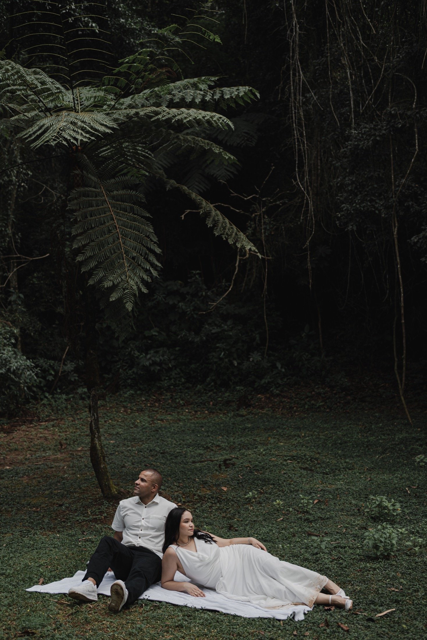 Casal em ensaio no bosque da fazenda