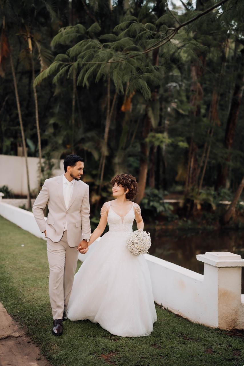 Casal caminhando junto ao lago