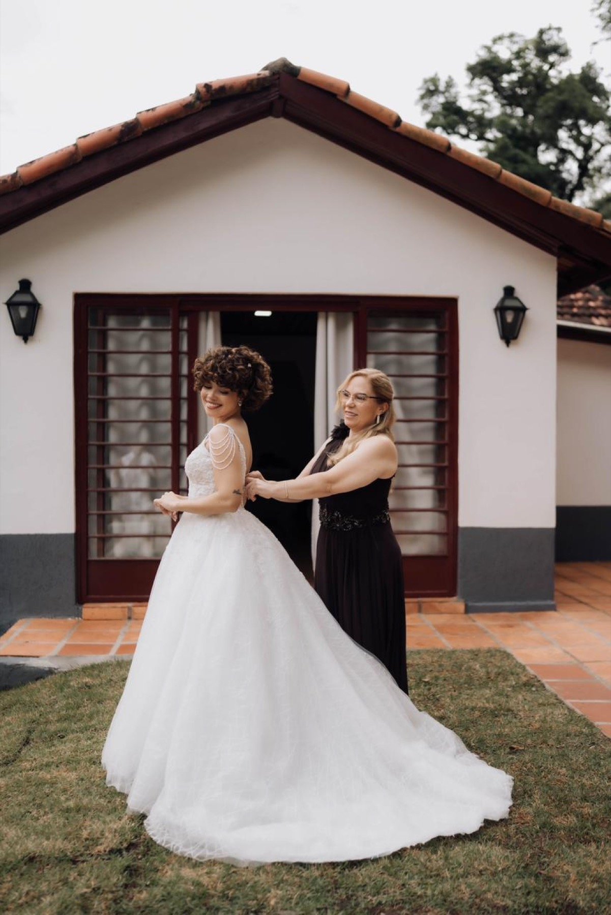 Noiva com a mãe em frente ao bangalô